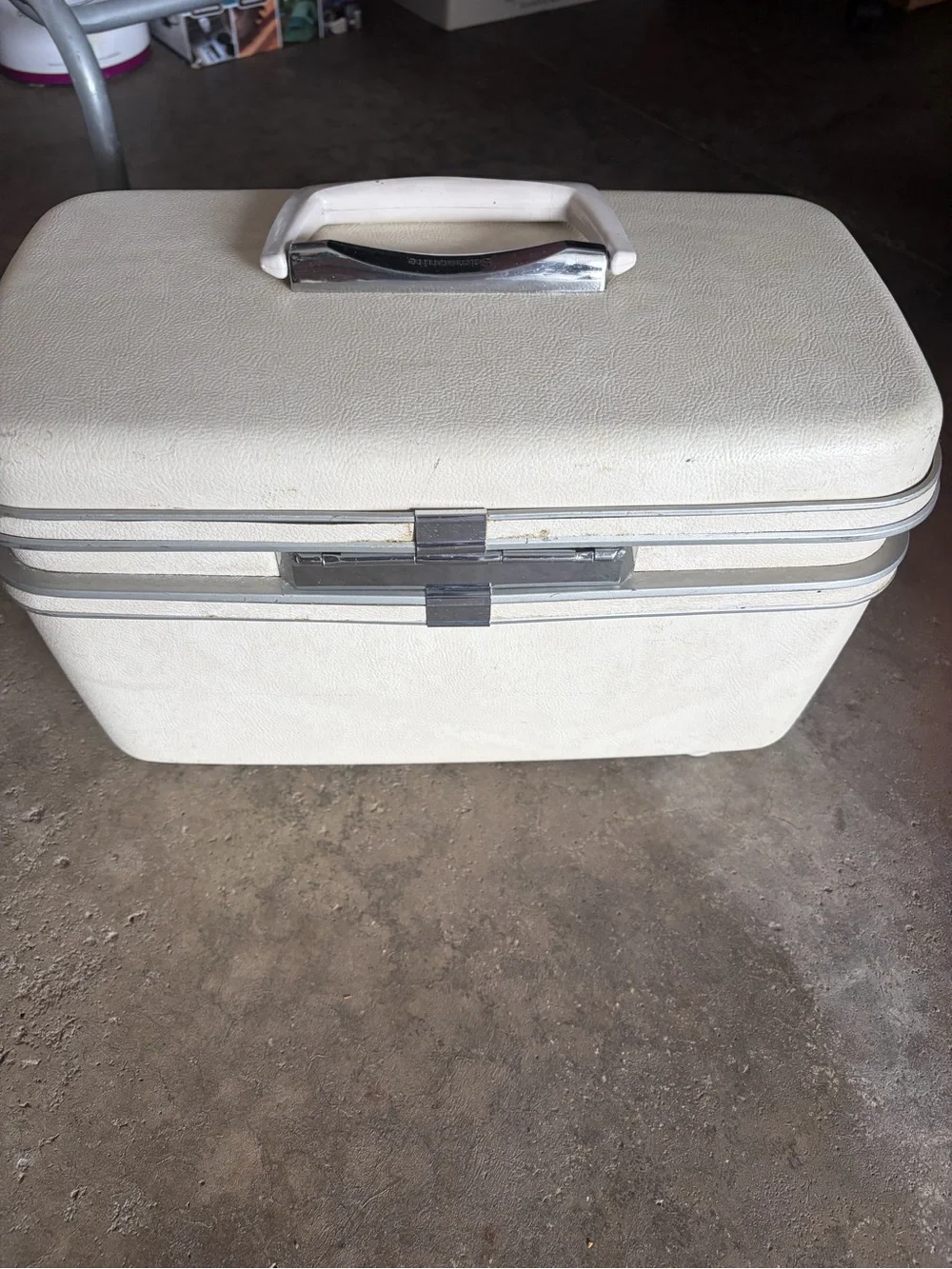 Vintage Samsonite White and Silver Vintage Makeup Train Case in great condition